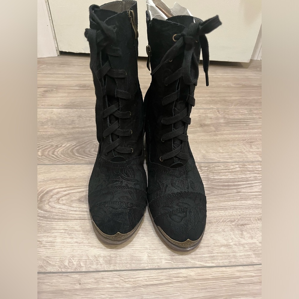 Joyfolie Bonnie Boot in black- new in box- never worn